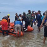Tim SAR Gabungan berusaha mencari dua warga yang hilang terseret arus Sungai Lesatu di Desa Tuinan, Lakea, Buol, Selasa (23/7/2024). (Foto: Basarnas Palu)