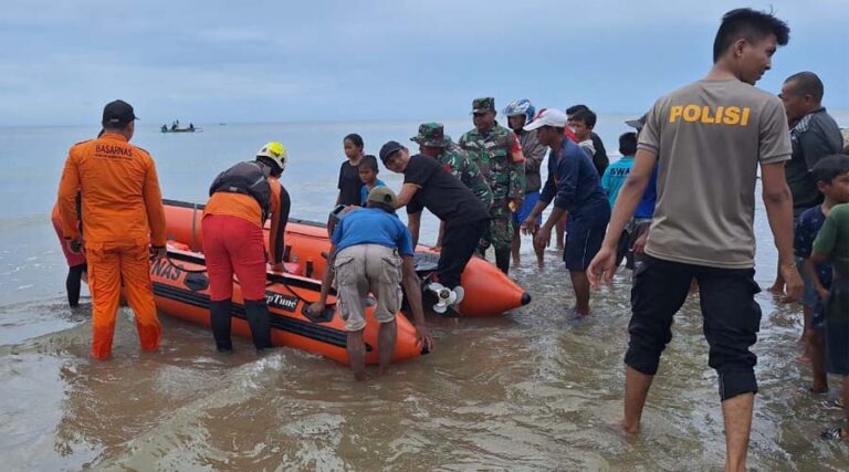 Tim SAR Gabungan berusaha mencari dua warga yang hilang terseret arus Sungai Lesatu di Desa Tuinan, Lakea, Buol, Selasa (23/7/2024). (Foto: Basarnas Palu)