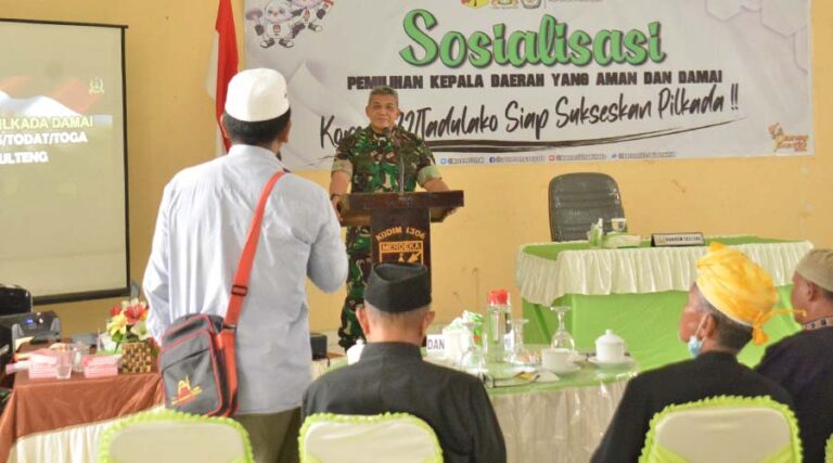 Danrem 132/Tdl, Brigjen TNI Dody Triwinarto mendengarkan pertanyaan salah seorang warga pada sosialiasi Pilkada 2024 di Aula Kantor Kecamatan Palu Selatan, Rabu (10/7/2024). (Foto: Penrem 132/Tdl)