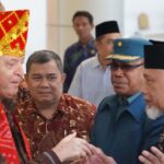 Duta Besar Palestina untuk Indonesia Zuhair S. M. Alshun (kiri) berjabat tangan dengan Asisten Bidang Pemerintahan dan Kesra Setda Kota Palu, Usman. saat tiba di Bandara Mutiara Sis Aljufri, Minggu (28/7/20284). (Foto: Prokopim Setda Kota Palu/Jufri)