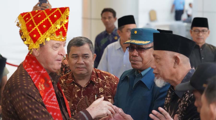 Duta Besar Palestina untuk Indonesia Zuhair S. M. Alshun (kiri) berjabat tangan dengan Asisten Bidang Pemerintahan dan Kesra Setda Kota Palu, Usman. saat tiba di Bandara Mutiara Sis Aljufri, Minggu (28/7/20284). (Foto: Prokopim Setda Kota Palu/Jufri)