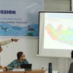 Kadis Kelautan dan Perikanan Sulteng, Muh Arif Latjuba (kiri) memberikan paparan pada Focus Group Discussion bertema Membangun Kemitraan untuk Pengelolaan dan Penganan Sampah Laut di Sulteng di Auditorium DKP Sulteng, Jumat (5/7/2024). (Foto: Humas DKP Sulteng)