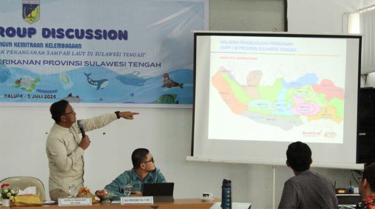 Kadis Kelautan dan Perikanan Sulteng, Muh Arif Latjuba (kiri) memberikan paparan pada Focus Group Discussion bertema Membangun Kemitraan untuk Pengelolaan dan Penganan Sampah Laut di Sulteng di Auditorium DKP Sulteng, Jumat (5/7/2024). (Foto: Humas DKP Sulteng)