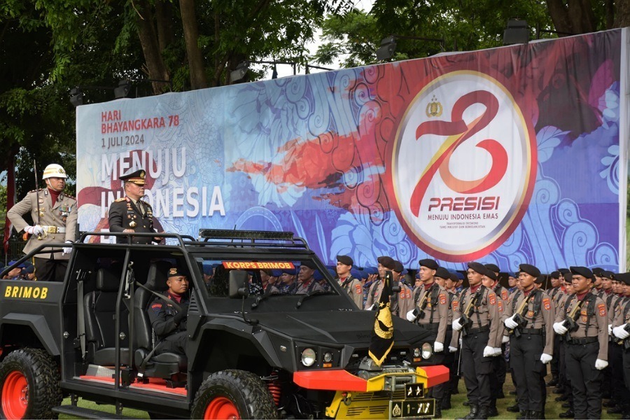 Kpolda Sulteng Irjen Pol Agus Nogroho memeriksa pasukan pada upacara HUT ke-78 Bhayangkara di Halaman Kantor Gubernur SUlteng, Senin (1/7/2024). (Foto: Humas Polda Sulteng)