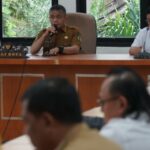 Wali Kota Hadianto Rasyid (kedua kiri) bersama Sekkot Irmayanti Pettalolo (kiri) pada pertemuan dengan perusahaan tambang galian C di Ruang Rapat Bantaya, Senin (1/7/2024). (Foto: Humas Pemkot Palu/M. Jufri)