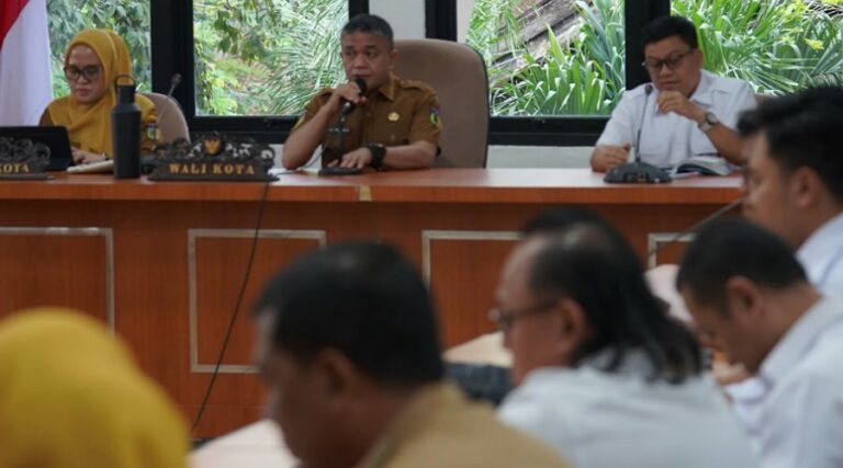 Wali Kota Hadianto Rasyid (kedua kiri) bersama Sekkot Irmayanti Pettalolo (kiri) pada pertemuan dengan perusahaan tambang galian C di Ruang Rapat Bantaya, Senin (1/7/2024). (Foto: Humas Pemkot Palu/M. Jufri)
