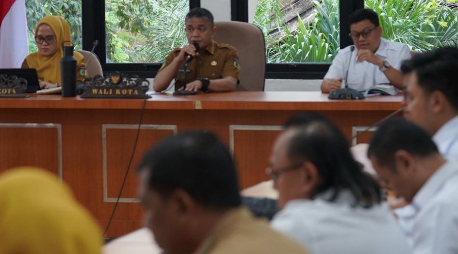 Wali Kota Hadianto Rasyid (kedua kiri) bersama Sekkot Irmayanti Pettalolo (kiri) pada pertemuan dengan perusahaan tambang galian C di Ruang Rapat Bantaya, Senin (1/7/2024). (Foto: Humas Pemkot Palu/M. Jufri)