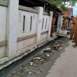 Wali Kota Hadianto Rasyid meninjau saluran air di kawasan pemukiman warga di Jalan Jamur dan Jalan Labu, Palu Barat, Selasa (2/7/2024). (Foto: Prokopim Palu/Imron)