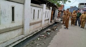 Buang Sampah di Saluran Air, Wali Kota Sita KTP Warga