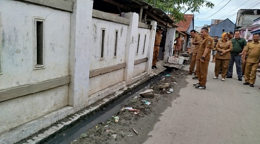 Wali Kota Hadianto Rasyid meninjau saluran air di kawasan pemukiman warga di Jalan Jamur dan Jalan Labu, Palu Barat, Selasa (2/7/2024). (Foto: Prokopim Palu/Imron)