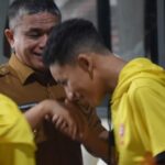 Wali KotaPalu Hadianto Rasyid menerima kunjungan tim 168 Qool-it Basket Ball di ruang kerjanya, Selasa (2/7/2024). (Foto: Prokopim Kota Palu/Imron)