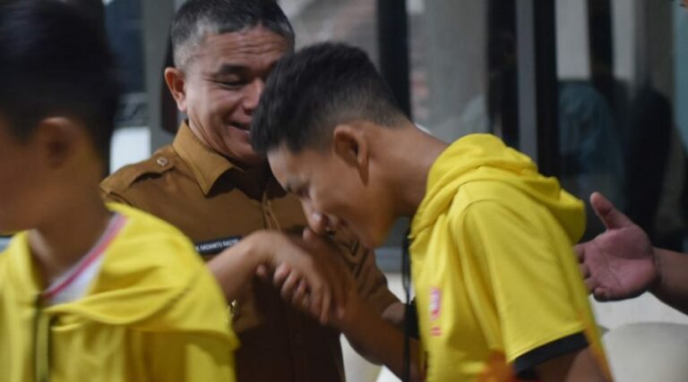 Wali KotaPalu Hadianto Rasyid menerima kunjungan tim 168 Qool-it Basket Ball di ruang kerjanya, Selasa (2/7/2024). (Foto: Prokopim Kota Palu/Imron)