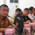 Wali Kota Palu, Hadianto Rasyid (kiri) memimpin pertemua dengan perwakilan juru parkir di Palu, Ruang Pertemuan Wali Kota, Selasa (2/7/2024). (Foto: Forkopim Kota Palu/Imron)
