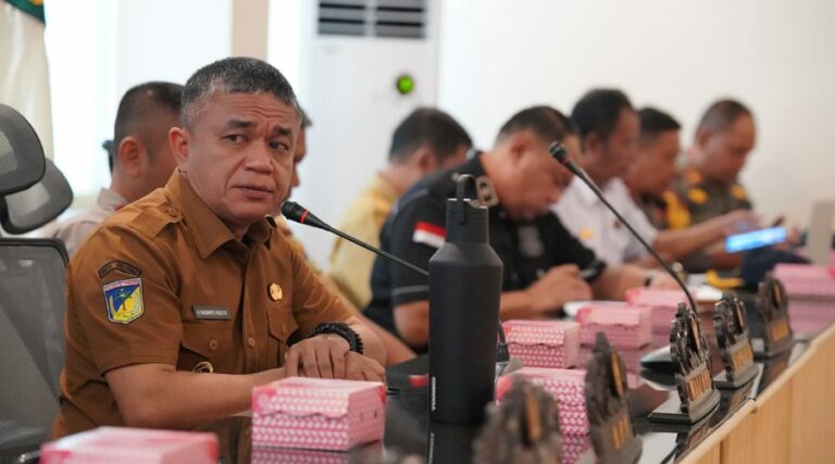 Wali Kota Palu, Hadianto Rasyid (kiri) memimpin pertemua dengan perwakilan juru parkir di Palu, Ruang Pertemuan Wali Kota, Selasa (2/7/2024). (Foto: Forkopim Kota Palu/Imron)
