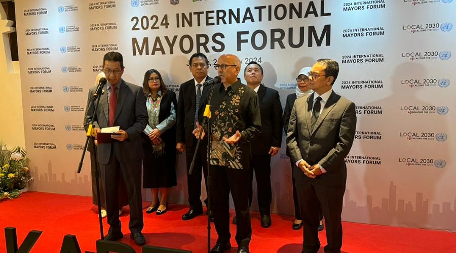 Konferensi pers Forum Walikota Internasional 2024. Di depan, dari kiri ke kanan: Heru Budi Hartono (Pj Gubernur DKI Jakarta), Navid Hanif (Asisten Sek-Jen untuk Pembangunan Ekonomi UNDESA), dan Tri Tharyat (Dirjen Multilateral Kementerian Luar Negeri RI). (Foto: Pusat Informasi PBB Indonesia/Siska Widyawati)