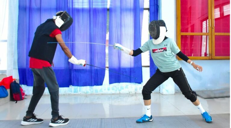 Atlet anggar Sulteng mengikuti sesi latihan pada Puslatda PON XXI 2024 di Yon 711/Raksatama, Palu, Senin (2/7/2024). (Foto: Humas Puslatda PON)