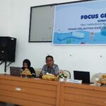 Kabid PRL DKP Sulteng, Abdul Rasyid (kiri) menyampaikan msabutan pada pembukaan FGD di Aula Kantor DKP Sulteng, Kamis (4/7/2024). (Foto: bmzIMAGES/Basri Marzuki)
