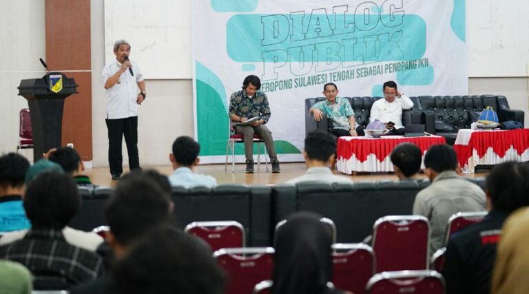 Asisten Bidang Ekonomi dan Pemerintahan Setda Kota Palu, dr. Husaema memberikan paparan pada Dialog Publik oleh HMI Cabang Palu, Rabu (3/7/2024). (Foto: Prokopim Setda Kota Palu/Jufri)