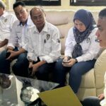Wali Kota Hadianto Rasyid (kanan) bertemu dengan pengurus IMI Sulteng untuk bangun sirkuit balap motor di Palu, Kamis (4/7/2024). (Foto: Prokopim Setda Kota Palu/Jufri)