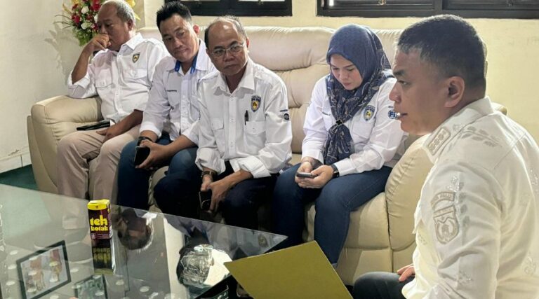 Wali Kota Hadianto Rasyid (kanan) bertemu dengan pengurus IMI Sulteng untuk bangun sirkuit balap motor di Palu, Kamis (4/7/2024). (Foto: Prokopim Setda Kota Palu/Jufri)