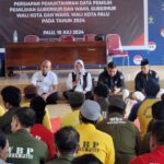 Sejumlah warga binaan mengikuti sosialisasi pemutakhiran data pemilih di Lapas Kelas II Palu, Rabu (10/7/2024). (Foto: KPU Kota Palu)