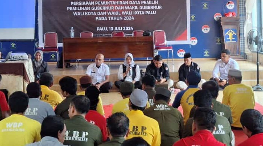 Sejumlah warga binaan mengikuti sosialisasi pemutakhiran data pemilih di Lapas Kelas II Palu, Rabu (10/7/2024). (Foto: KPU Kota Palu)