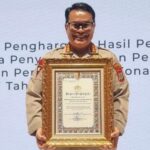 Kapolresta Palu, Kombes Pol Barliansyah menunjukkan piagam penghargaan dari Kapolri atas pelayanan prima dan zona integritas di Jakarta, Selasa (9/7/2024). (Foto: Humas Polresta Palu)