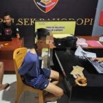 Petugas melakukan interogasi kepada terduga pelaku pembunuhan TKA asal Cina di Mapolres Morowali, Jumat (12/7/2024). (Foto: Humas Polres Morowali)