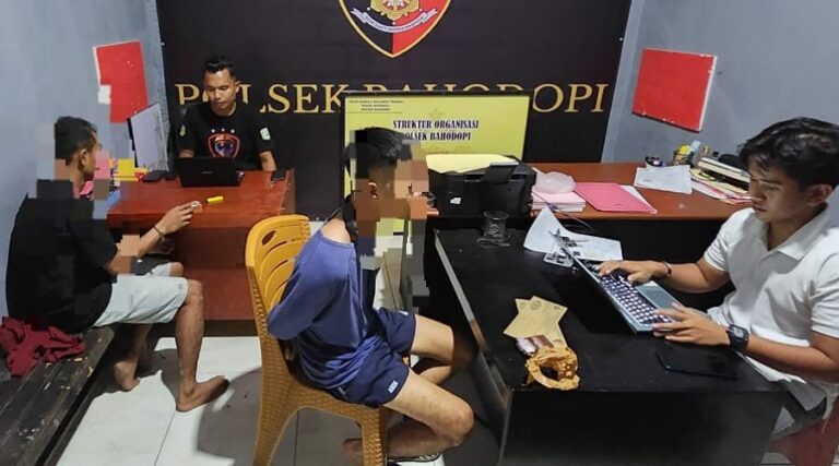 Petugas melakukan interogasi kepada terduga pelaku pembunuhan TKA asal Cina di Mapolres Morowali, Jumat (12/7/2024). (Foto: Humas Polres Morowali)