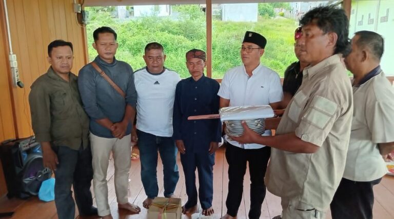 Prosesi penyerahan sanksi adat menandai selesainya kasus penembakan pemulung oleh oknum TNI AU di Palu, Minggu (14/7/2024). (Foto:ist)