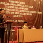 Ketua KPU Kota Palu, Idrus (kiri) memberikan sambutan saat membuka Bimtek Pengelolaan keuangan dan Tata Kerja Sekretariat badan Adhoc Pilkada Kota Palu di Palu, Sabtu (20/7/2024). (Foto: bmz)