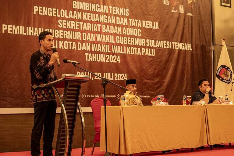 Ketua KPU Kota Palu, Idrus (kiri) memberikan sambutan saat membuka Bimtek Pengelolaan keuangan dan Tata Kerja Sekretariat badan Adhoc Pilkada Kota Palu di Palu, Sabtu (20/7/2024). (Foto: bmz)