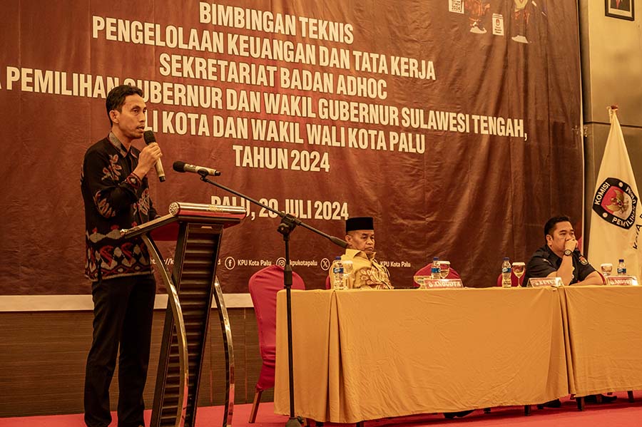 Ketua KPU Kota Palu, Idrus (kiri) memberikan sambutan saat membuka Bimtek Pengelolaan keuangan dan Tata Kerja Sekretariat badan Adhoc Pilkada Kota Palu di Palu, Sabtu (20/7/2024). (Foto: bmz)