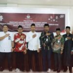 Foto bersama usai pelantikan Pengganti Antar Waktu PPK Palu Barat di Kantor KPU Kota Palu, Jumat (5/7/2024). (Foto: KPU Kota Palu)