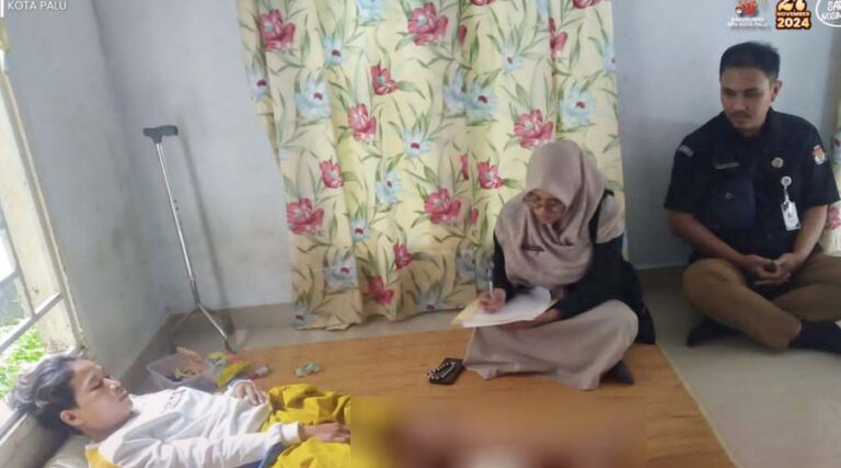 Tim KPU Kota Palu melakukan verifikasi kepada petugas Pantarlih yang mengalami kecelakaan saat melakukan Coklit di Palu. (Foto: KPU Kota Palu)