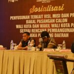Ketua KPU Kota Palu, Idrus (kanan) pada pembukaan sosialisasi penyusunan visi misi dan program bakal Paslon Wali Kota dan Wakil Wali Kota Palu di Palu, Selasa (23/7/2024). (Foto: bmz)