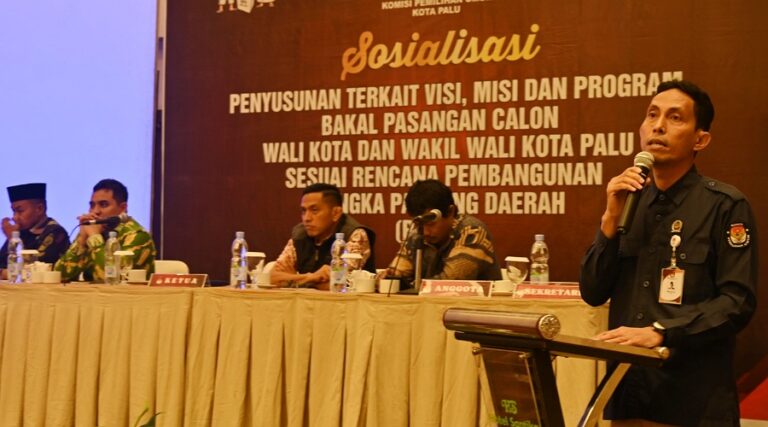 Ketua KPU Kota Palu, Idrus (kanan) pada pembukaan sosialisasi penyusunan visi misi dan program bakal Paslon Wali Kota dan Wakil Wali Kota Palu di Palu, Selasa (23/7/2024). (Foto: bmz)