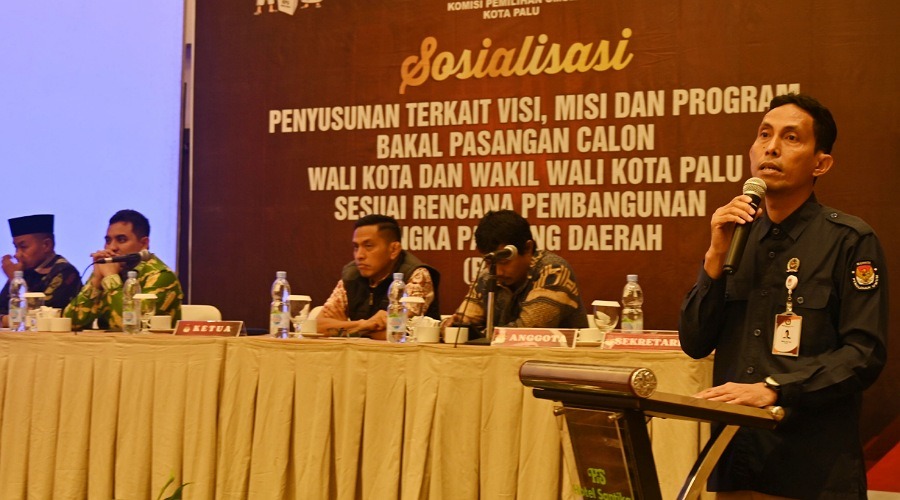 Ketua KPU Kota Palu, Idrus (kanan) pada pembukaan sosialisasi penyusunan visi misi dan program bakal Paslon Wali Kota dan Wakil Wali Kota Palu di Palu, Selasa (23/7/2024). (Foto: bmz)