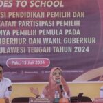 Komisioner KPU Palu menyampaikan materi pendidikan pemilih pemula di SMA N 1 Palu, Senin (15/7/2024). (Foto: HO-Humas KPU Kota Palu)