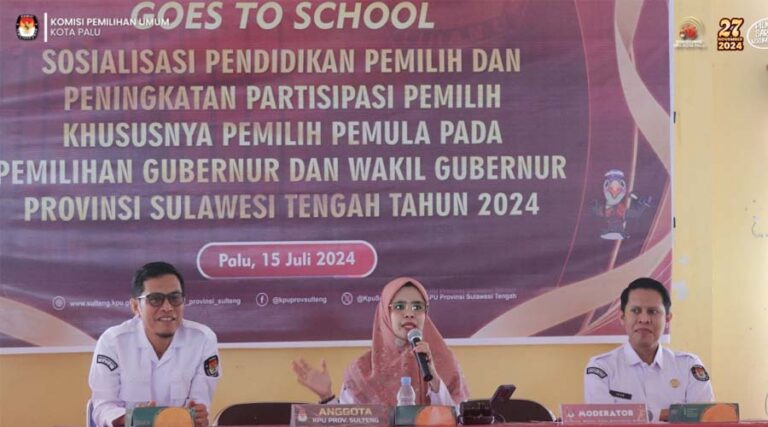 Komisioner KPU Palu menyampaikan materi pendidikan pemilih pemula di SMA N 1 Palu, Senin (15/7/2024). (Foto: HO-Humas KPU Kota Palu)