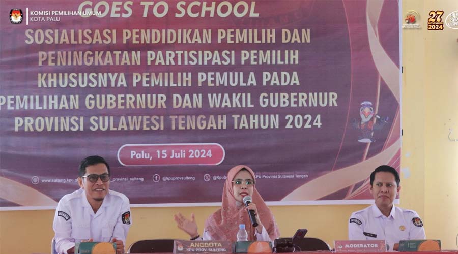 Komisioner KPU Palu menyampaikan materi pendidikan pemilih pemula di SMA N 1 Palu, Senin (15/7/2024). (Foto: HO-Humas KPU Kota Palu)