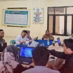Kegiatan monitoring dan evaluasi e-coklit KPU Kota Palu di Kecamatan Palu Barat, Senin (8/7/2024). (Foto: IG @kpukotapalu)