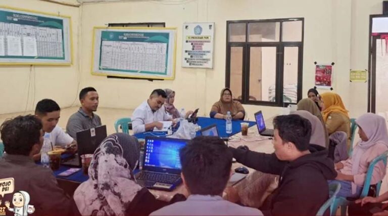 Kegiatan monitoring dan evaluasi e-coklit KPU Kota Palu di Kecamatan Palu Barat, Senin (8/7/2024). (Foto: IG @kpukotapalu)
