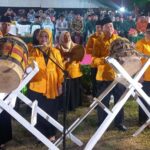 Sekdaprov Sulteng, Novalina (ketiga kiri) bersama sejumlah kepala daerah dan unsur Forkopimda memukul bedug menandai pembukaan MTQ XXX di Lapangan Untad, Palu, Sabtu (20/7/2024) malam. (Foto: Prokopim Setda Kota Palu/Jufri)