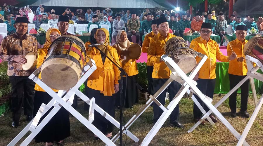 Sekdaprov Sulteng, Novalina (ketiga kiri) bersama sejumlah kepala daerah dan unsur Forkopimda memukul bedug menandai pembukaan MTQ XXX di Lapangan Untad, Palu, Sabtu (20/7/2024) malam. (Foto: Prokopim Setda Kota Palu/Jufri)