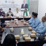 Ketua Sinode Evangelische Kirche in Hessen und Nassau (EHKN) Jerman, Revern Deltev Knoche (kedua kanan) bersama Ketua MUI Koa Palu, Prof Zainal Abidin (kedua kiri) pada kunjungannya di Kantor MUI Kota Palu, Kamis (11/7/2024). (Foto: MUI Kota Palu)