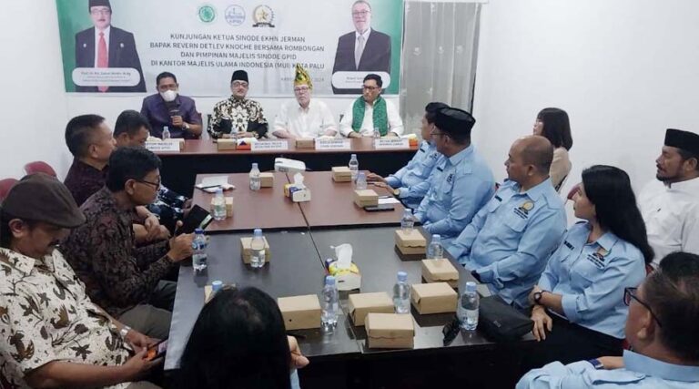 Ketua Sinode Evangelische Kirche in Hessen und Nassau (EHKN) Jerman, Revern Deltev Knoche (kedua kanan) bersama Ketua MUI Koa Palu, Prof Zainal Abidin (kedua kiri) pada kunjungannya di Kantor MUI Kota Palu, Kamis (11/7/2024). (Foto: MUI Kota Palu)