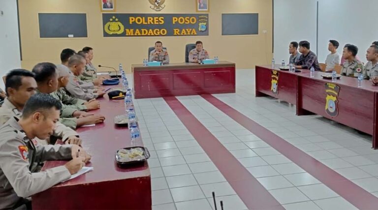 Kaops Madago Raya, Kombes Pol. Boy F.S. Samola (kiri tengah) memberikan arahan perdananya di Aula Andi Sappa Sudirman, Polres Poso, Sabtu (6/7/2024). (Foto: Humas Satgas Madago Raya)