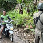 Personel Satgas Madago Raya menghentikan seorang pengendara pada razia di paoso, Sabtu (13/7/2024). (Foto: Humas Satgas Madago Raya)