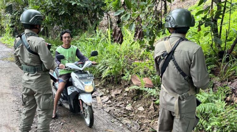 Personel Satgas Madago Raya menghentikan seorang pengendara pada razia di paoso, Sabtu (13/7/2024). (Foto: Humas Satgas Madago Raya)